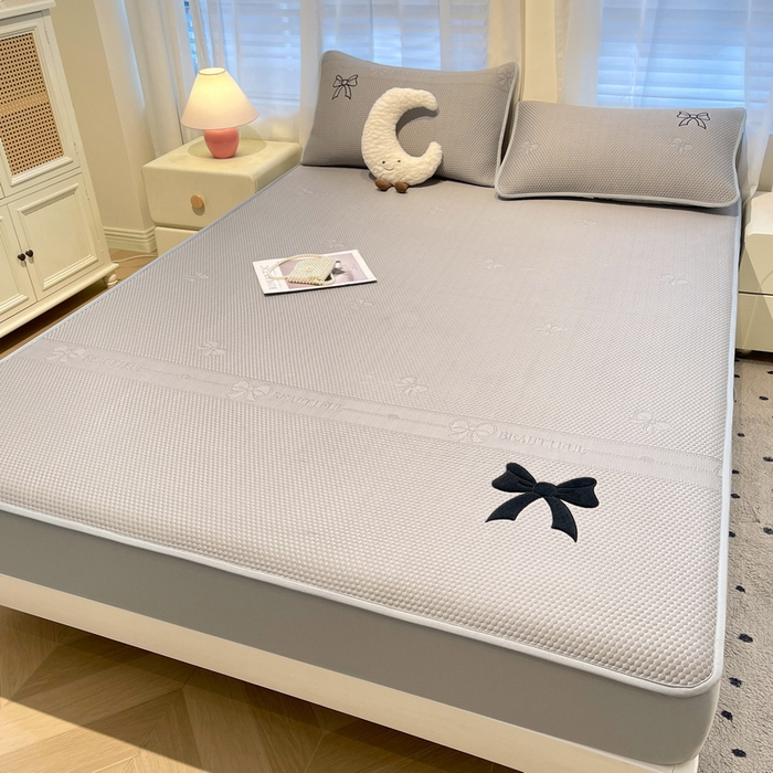 91家纺网 家纺一手货源 找家纺 （总）爱思凯家纺 2025新款凉感PE冰豆豆贴布绣软席-绮梦系列-床笠款 【场景二】