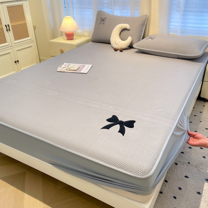 91家纺网 家纺一手货源 找家纺 （总）爱思凯家纺 2025新款凉感PE冰豆豆贴布绣软席-绮梦系列-床笠款 【场景二】