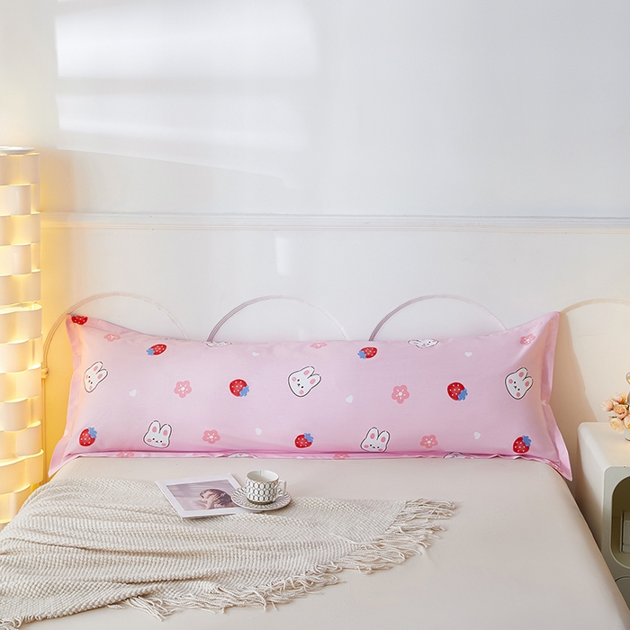 91家纺网 家纺一手货源 找家纺 三盛源 2025新款双人枕套1.21.5一体加长夫妻情侣1.8拆洗枕头套长款枕芯套 草莓兔