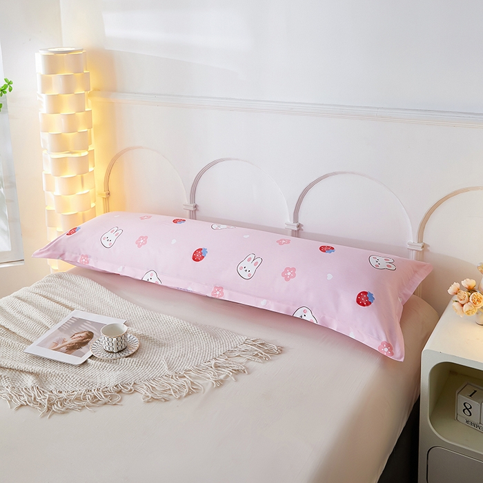 91家纺网 家纺一手货源 找家纺 三盛源 2025新款双人枕套1.21.5一体加长夫妻情侣1.8拆洗枕头套长款枕芯套 草莓兔