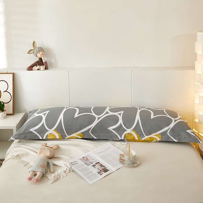 91家纺网 家纺一手货源 找家纺 三盛源 2025新款双人枕套1.21.5一体加长夫妻情侣1.8拆洗枕头套长款枕芯套 怦然心动 灰