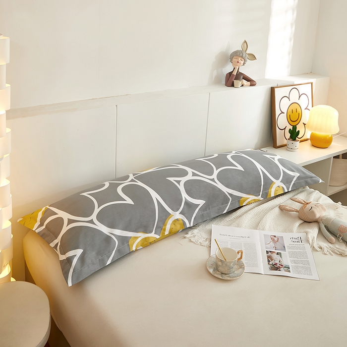 91家纺网 家纺一手货源 找家纺 三盛源 2025新款双人枕套1.21.5一体加长夫妻情侣1.8拆洗枕头套长款枕芯套 怦然心动 灰