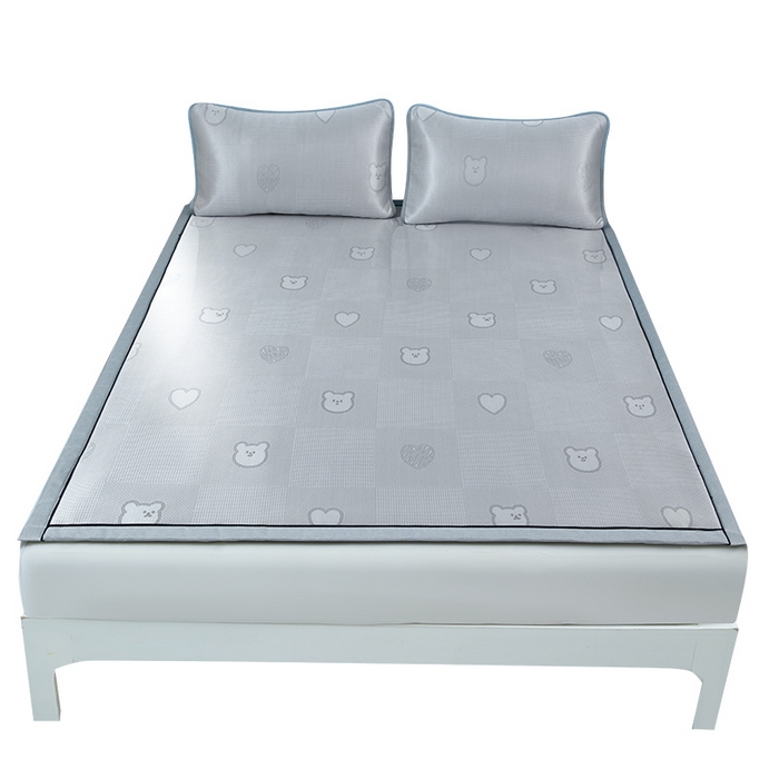 91家纺网 家纺一手货源 找家纺 爱思凯家纺 2025新款凉感丝高密元森冰丝席凉席席子【床席款】 元森-小熊爱心（灰）