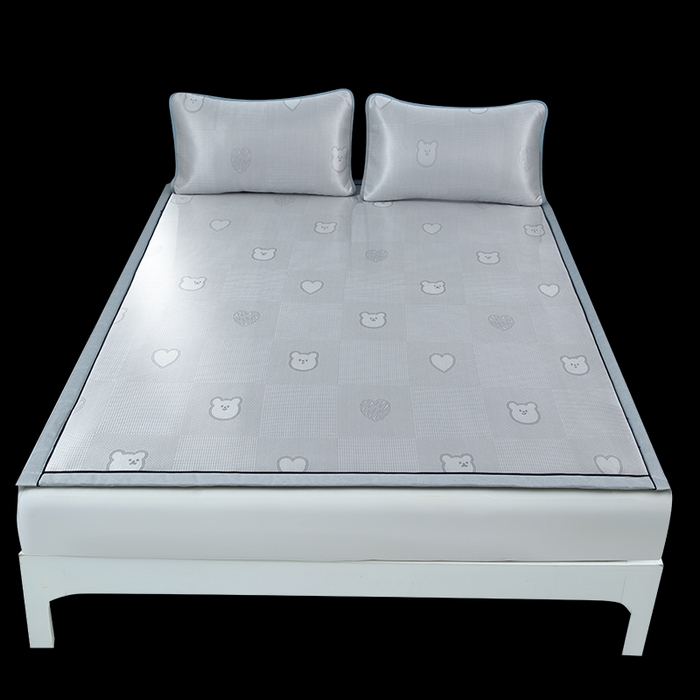 91家纺网 家纺一手货源 找家纺 爱思凯家纺 2025新款凉感丝高密元森冰丝席凉席席子【床席款】 元森-小熊爱心（灰）