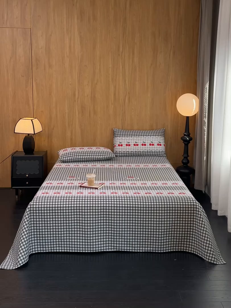 91家纺网 家纺一手货源 找家纺 慕绸家纺（原萌宝老粗布厂家） 2025新款老粗布老帆布空调软凉席原棉粗纱系列床单三件套 樱桃格