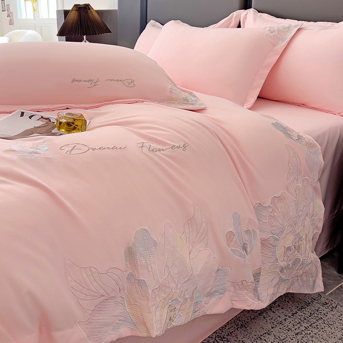 91家纺网 家纺一手货源 找家纺 梧桐家居 2025新款简约轻奢亲肤棉刺绣款四件套 花枝语-粉