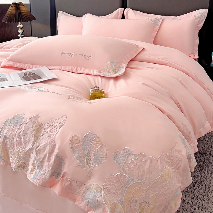 91家纺网 家纺一手货源 找家纺 梧桐家居 2025新款简约轻奢亲肤棉刺绣款四件套 花枝语-粉