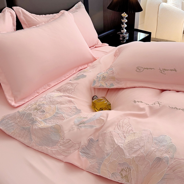 91家纺网 家纺一手货源 找家纺 梧桐家居 2025新款简约轻奢亲肤棉刺绣款四件套 花枝语-粉