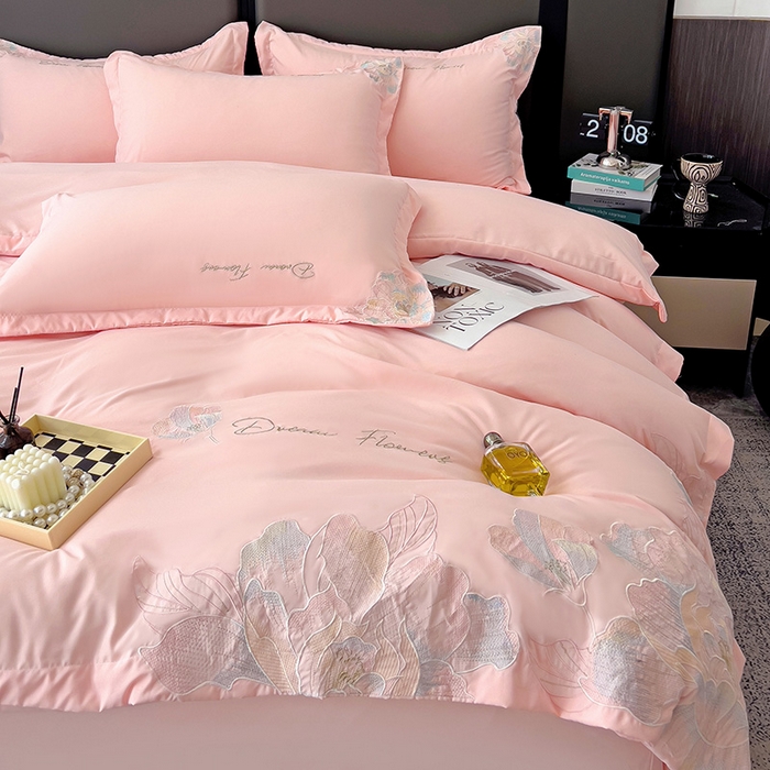 91家纺网 家纺一手货源 找家纺 梧桐家居 2025新款简约轻奢亲肤棉刺绣款四件套 花枝语-粉