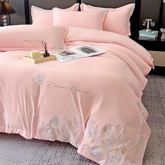 91家纺网 家纺一手货源 找家纺 梧桐家居 2025新款简约轻奢亲肤棉刺绣款四件套 花枝语-粉