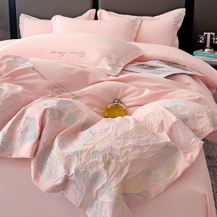 91家纺网 家纺一手货源 找家纺 梧桐家居 2025新款简约轻奢亲肤棉刺绣款四件套 花枝语-粉