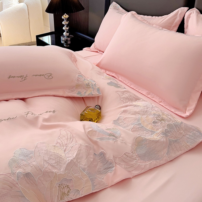 91家纺网 家纺一手货源 找家纺 梧桐家居 2025新款简约轻奢亲肤棉刺绣款四件套 花枝语-粉