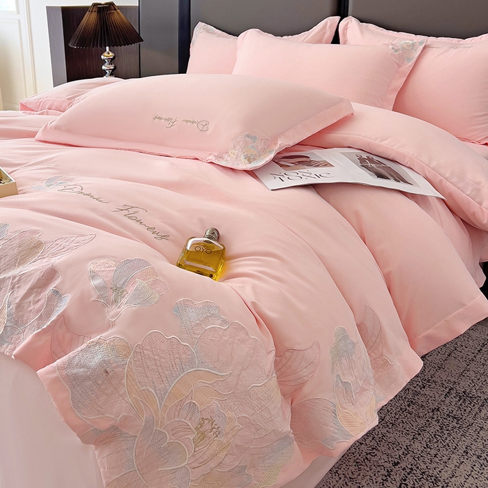 91家纺网 家纺一手货源 找家纺 梧桐家居 2025新款简约轻奢亲肤棉刺绣款四件套 花枝语-粉