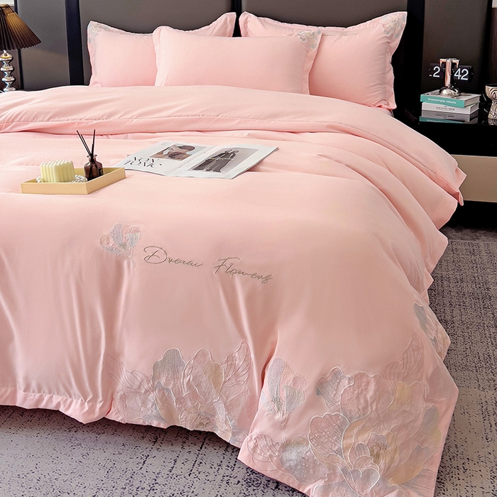 91家纺网 家纺一手货源 找家纺 梧桐家居 2025新款简约轻奢亲肤棉刺绣款四件套 花枝语-粉