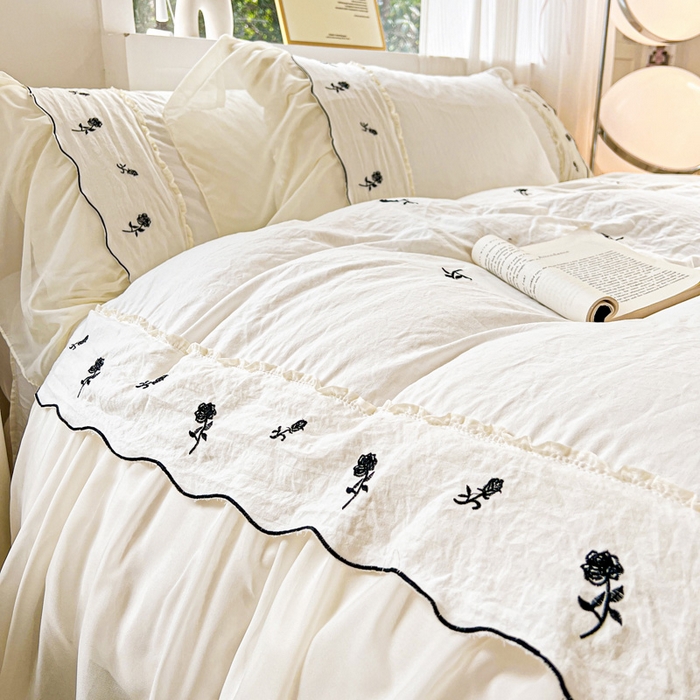 91家纺网 家纺一手货源 找家纺 梧桐家居 2025新款水洗棉磨毛刺绣玫瑰蕾丝雪纺花边工艺款四件套 玫瑰仙子-白黑