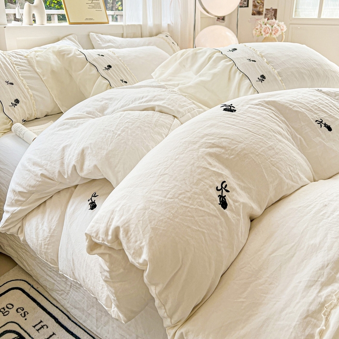 91家纺网 家纺一手货源 找家纺 梧桐家居 2025新款水洗棉磨毛刺绣玫瑰蕾丝雪纺花边工艺款四件套 玫瑰仙子-白黑