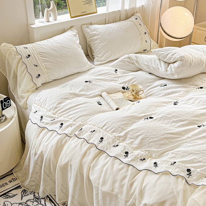 91家纺网 家纺一手货源 找家纺 梧桐家居 2025新款水洗棉磨毛刺绣玫瑰蕾丝雪纺花边工艺款四件套 玫瑰仙子-白黑