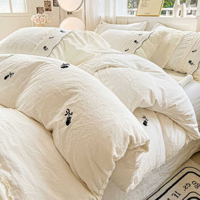 91家纺网 家纺一手货源 找家纺 梧桐家居 2025新款水洗棉磨毛刺绣玫瑰蕾丝雪纺花边工艺款四件套 玫瑰仙子-白黑