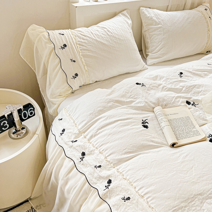 91家纺网 家纺一手货源 找家纺 梧桐家居 2025新款水洗棉磨毛刺绣玫瑰蕾丝雪纺花边工艺款四件套 玫瑰仙子-白黑