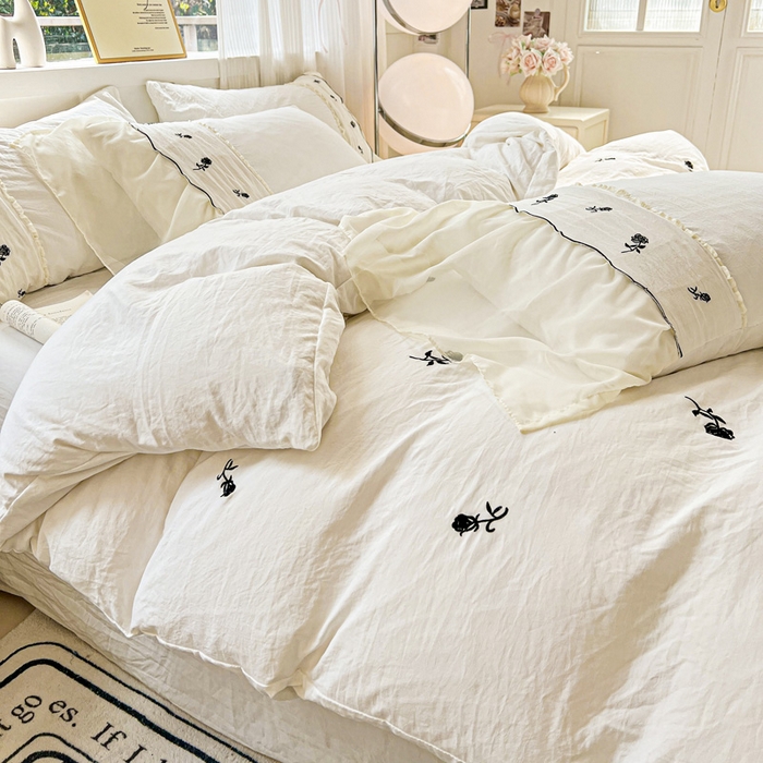 91家纺网 家纺一手货源 找家纺 梧桐家居 2025新款水洗棉磨毛刺绣玫瑰蕾丝雪纺花边工艺款四件套 玫瑰仙子-白黑