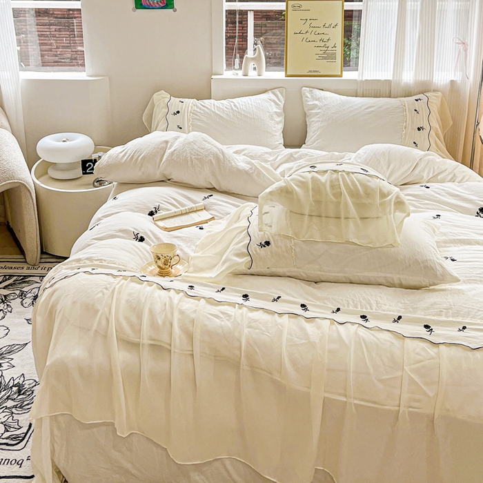 91家纺网 家纺一手货源 找家纺 梧桐家居 2025新款水洗棉磨毛刺绣玫瑰蕾丝雪纺花边工艺款四件套 玫瑰仙子-白黑