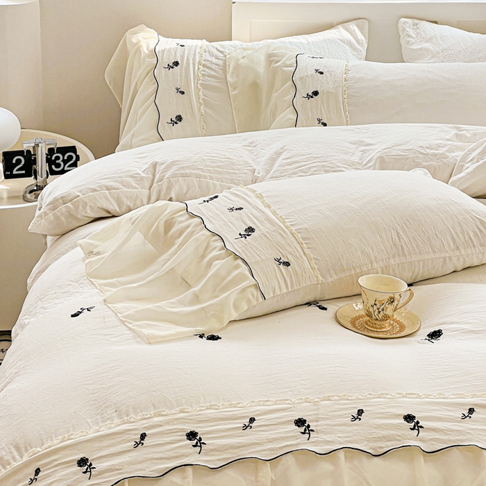 91家纺网 家纺一手货源 找家纺 梧桐家居 2025新款水洗棉磨毛刺绣玫瑰蕾丝雪纺花边工艺款四件套 玫瑰仙子-白黑