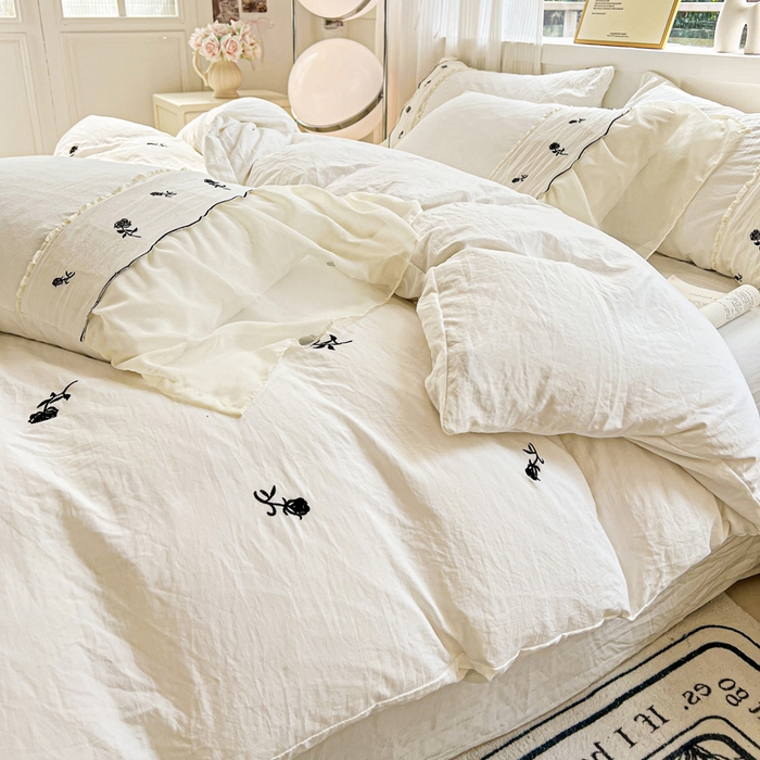 91家纺网 家纺一手货源 找家纺 梧桐家居 2025新款水洗棉磨毛刺绣玫瑰蕾丝雪纺花边工艺款四件套 玫瑰仙子-白黑