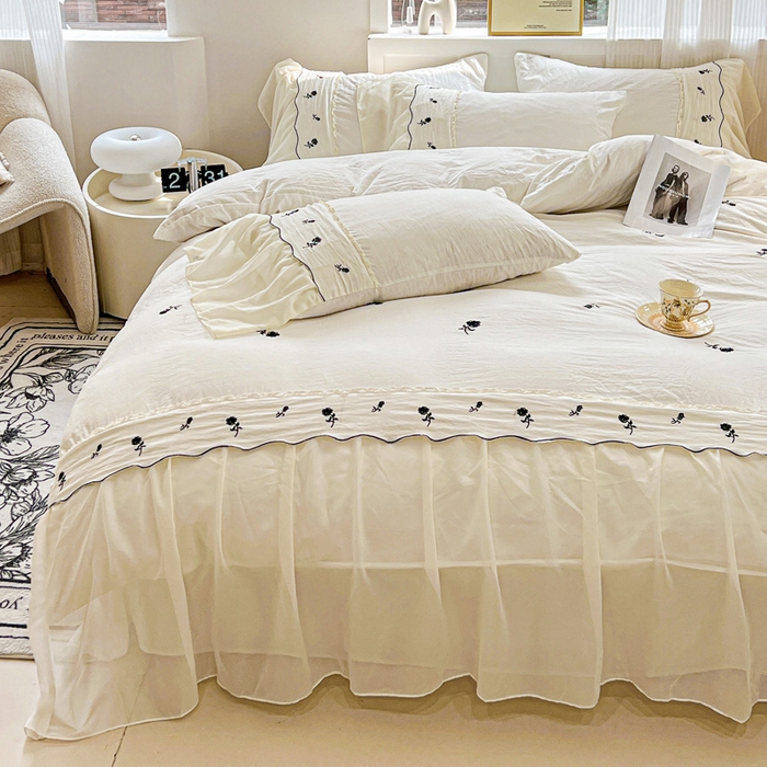 91家纺网 家纺一手货源 找家纺 梧桐家居 2025新款水洗棉磨毛刺绣玫瑰蕾丝雪纺花边工艺款四件套 玫瑰仙子-白黑