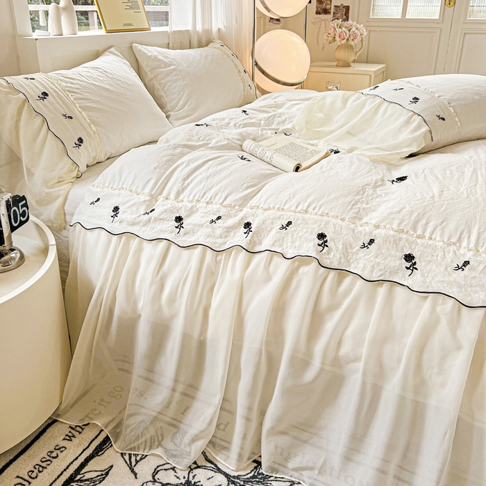 91家纺网 家纺一手货源 找家纺 梧桐家居 2025新款水洗棉磨毛刺绣玫瑰蕾丝雪纺花边工艺款四件套 玫瑰仙子-白黑