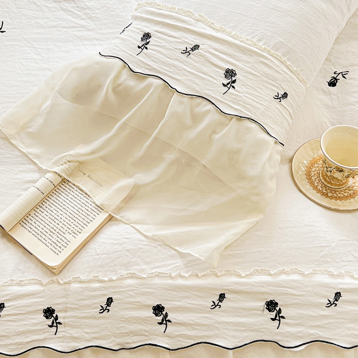 91家纺网 家纺一手货源 找家纺 梧桐家居 2025新款水洗棉磨毛刺绣玫瑰蕾丝雪纺花边工艺款四件套 玫瑰仙子-白黑