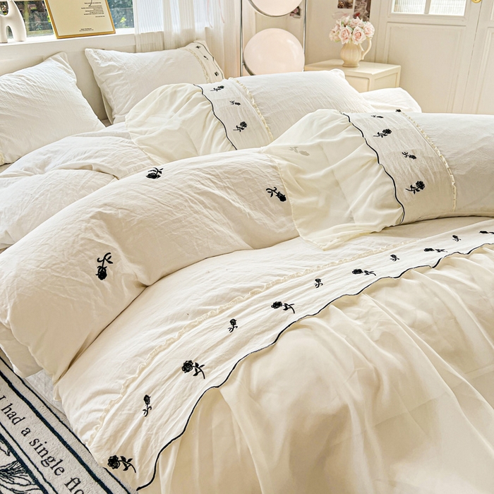 91家纺网 家纺一手货源 找家纺 梧桐家居 2025新款水洗棉磨毛刺绣玫瑰蕾丝雪纺花边工艺款四件套 玫瑰仙子-白黑