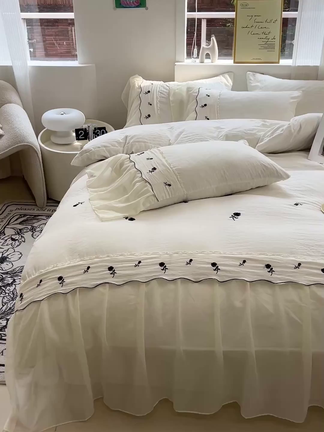 91家纺网 家纺一手货源 找家纺 梧桐家居 2025新款水洗棉磨毛刺绣玫瑰蕾丝雪纺花边工艺款四件套 玫瑰仙子-白黑