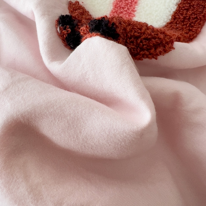 91家纺网 家纺一手货源 找家纺 梧桐家居 2025新款水洗云朵棉毛巾绣印花加绣花系列四件套 卡其诺