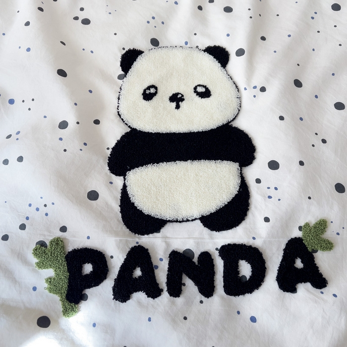 91家纺网 家纺一手货源 找家纺 梧桐家居 2025新款水洗云朵棉毛巾绣印花加绣花系列四件套 熊猫宝宝