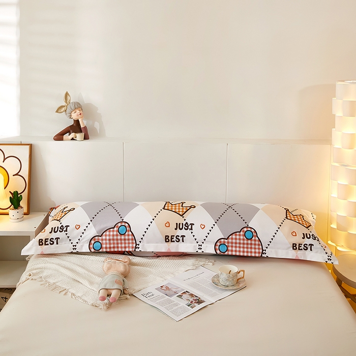 91家纺网 家纺一手货源 找家纺 三盛源 2025新款全棉印花双人长枕套 糖果熊