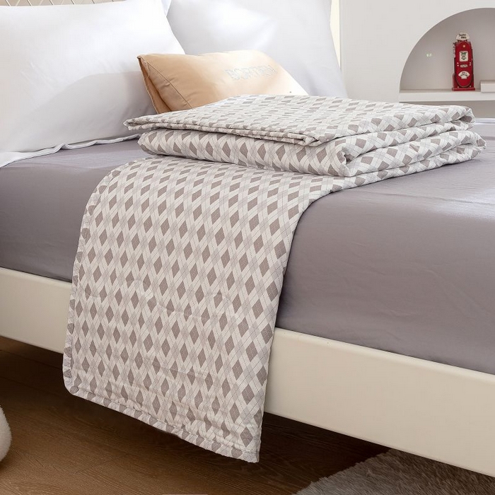 91家纺网 家纺一手货源 找家纺 乐居家纺 2025新款水洗棉夏被波浪款包边夏凉被被子被芯 方块灰