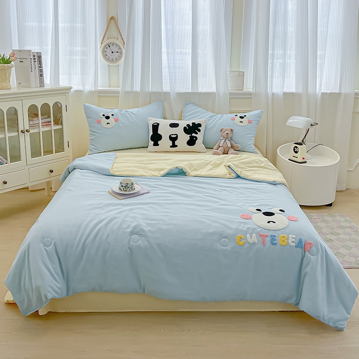 91家纺网 家纺一手货源 找家纺 眠帛家居 2025新款A类水洗皱皱纱毛巾绣夏被四件套 熊宝-天空蓝