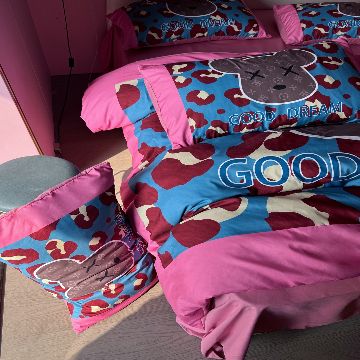 91家纺网 家纺一手货源 找家纺 丽斐 2025新款磨毛数码印花四件套 磨毛蓝粉豹纹