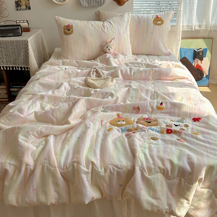 91家纺网 家纺一手货源 找家纺  曼町家居 全棉双层纱毛巾绣夏被三件套 萌趣熊抱