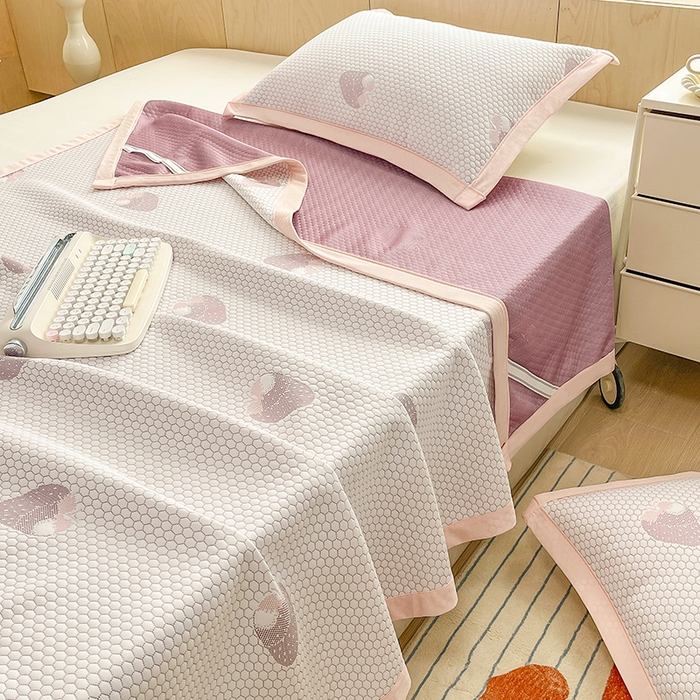 91家纺网 家纺一手货源 找家纺 绣女坊 2025新款冰豆豆提花凉席三件套 草莓