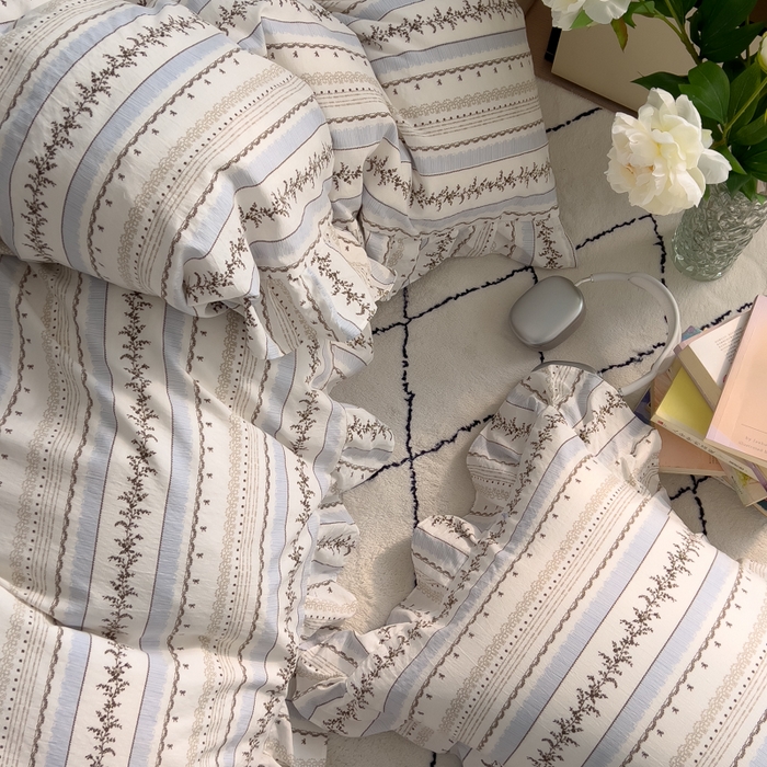 91家纺网 家纺一手货源 找家纺 希丞家居 2025新款云感提花双层纱花边四件套 小城故事