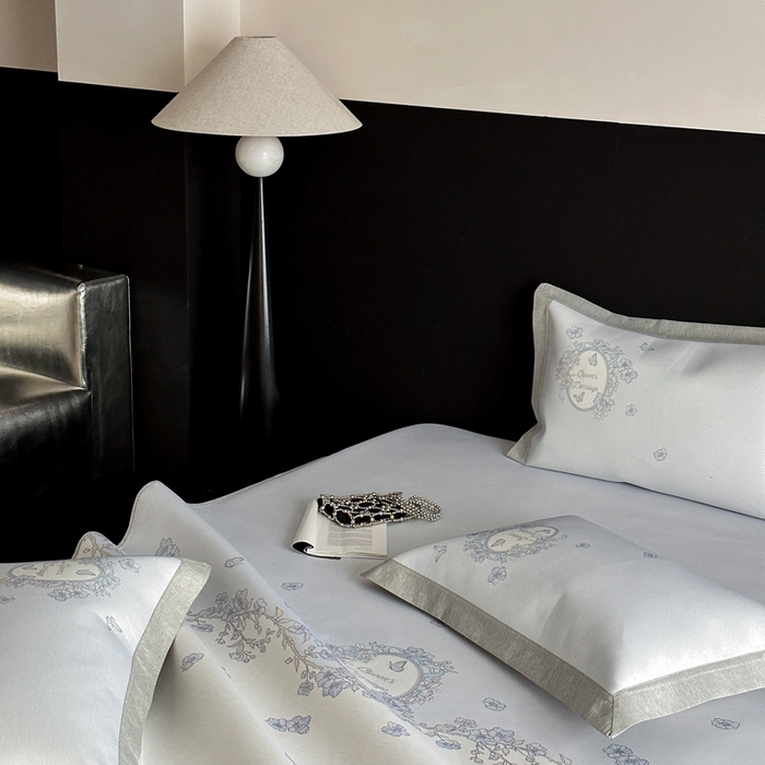 91家纺网 家纺一手货源 找家纺 三味舒屋 2025新款凉感抗菌南法恬谧系列大版数码印花冰丝床席-床笠 曼塔蓝-床笠款