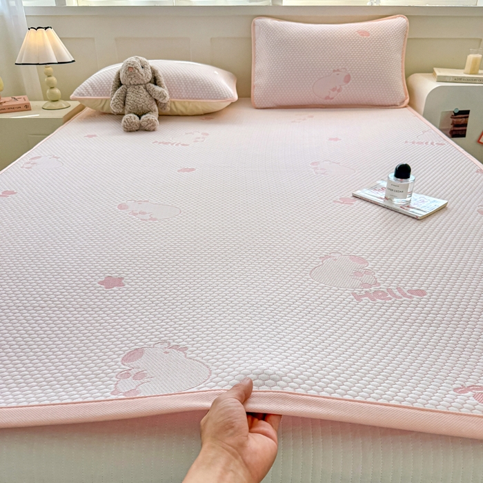 91家纺网 家纺一手货源 找家纺 绣女坊 2025新款冰豆豆提花凉席三件套 卡皮巴拉-粉色