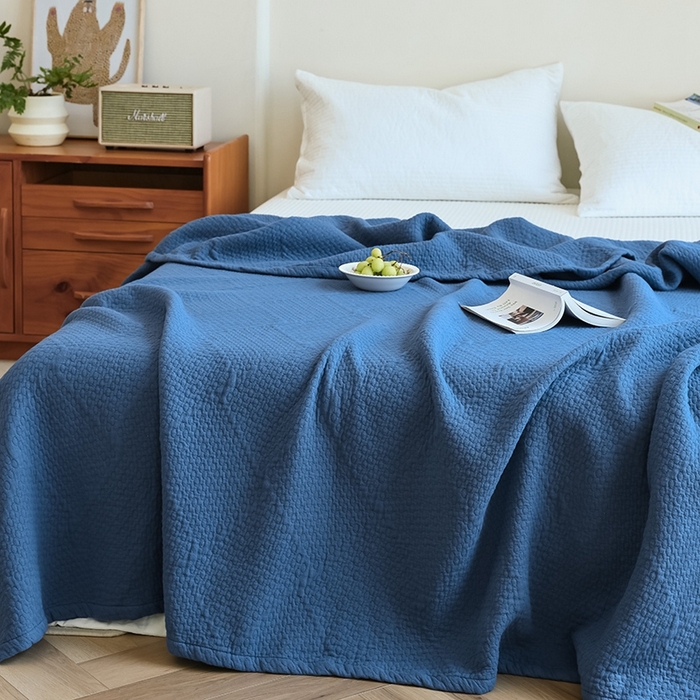 91家纺网 家纺一手货源 找家纺 雯雨家纺2025新款A类全棉加厚六层纱提花纯色盖毯 六层纱-深蓝