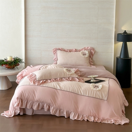 91家纺网 家纺一手货源 找家纺 名品优仓 2025新款纯棉水洗棉双层纱提花韩版花边四件套-爱丽丝 爱丽丝一粉