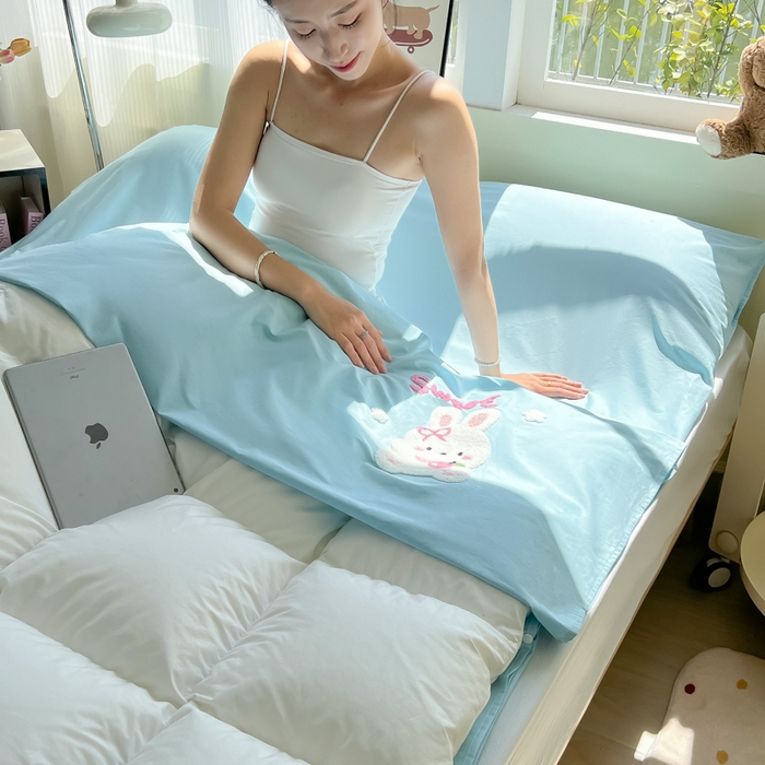 91家纺网 家纺一手货源 找家纺 柒星睡袋 2025新款款40支全棉纯色毛巾绣可拆分隔脏睡袋 小白兔 蓝