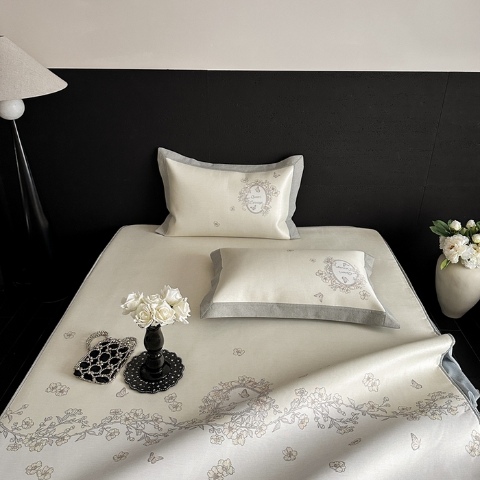 91家纺网 家纺一手货源 找家纺 三味舒屋 2025新款凉感抗菌南法恬谧系列大版数码印花冰丝床席-床笠 曼塔黄-床笠款