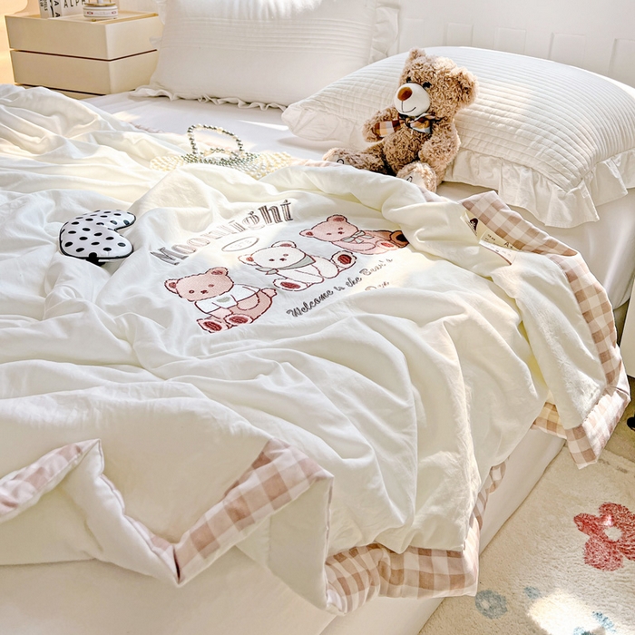 91家纺网 家纺一手货源 找家纺 海岛哥哥 2025年新款绣花夏被 三只小熊-咖