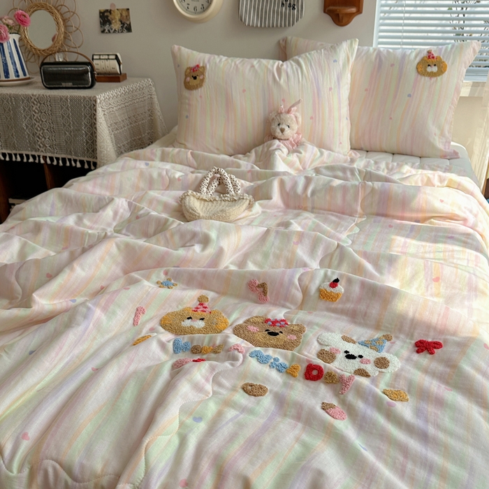 91家纺网 家纺一手货源 找家纺  曼町家居 全棉双层纱毛巾绣夏被三件套 萌趣熊抱