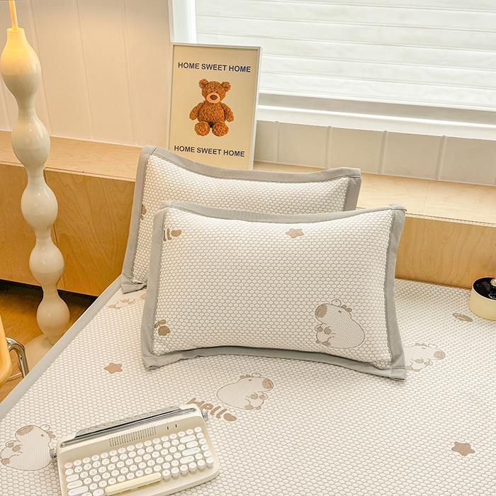 91家纺网 家纺一手货源 找家纺 绣女坊 2025新款冰豆豆提花凉席三件套 卡皮巴拉-卡其